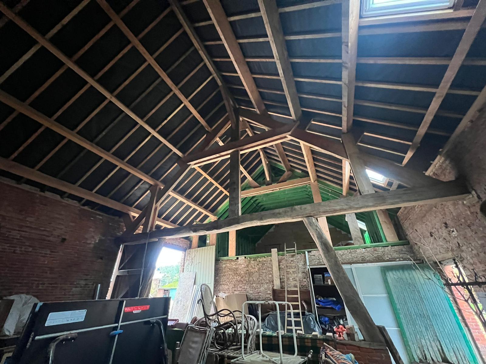 Dakwerkers aan het werk op een renovatieproject in Sint-Truiden